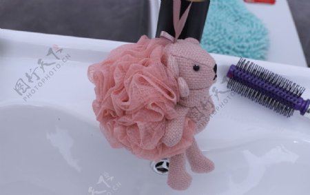 小熊搓澡浴花球图片