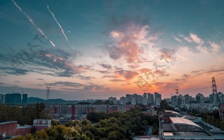 城市建筑夕阳天空风景图片
