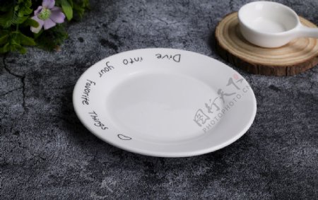 白色陶瓷圆盘子图片