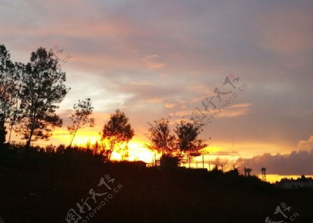 昆钢平顶山夕阳图片
