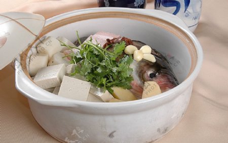 豫菜农家砂锅烧鱼头图片