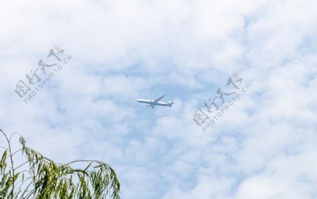 高空飞机白云图片