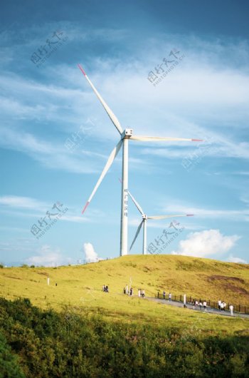高原上的风力发电机图片