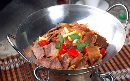 湘菜干锅带肉牛肉图片