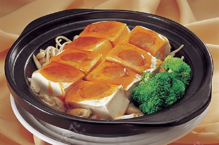 煲仔沙窝珍菌酿豆腐图片