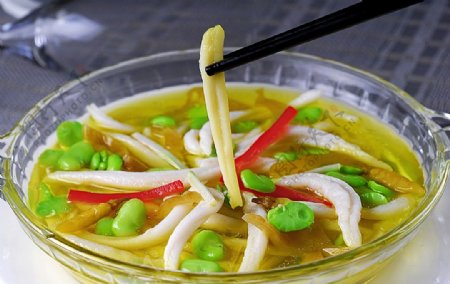 酸菜蚕豆烩面鱼图片