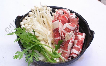 火锅配菜金菇肥牛锅图片