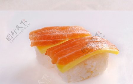 握寿司芒果三文鱼图片