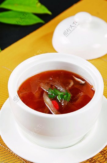 徽菜红煨沙鱼皮图片