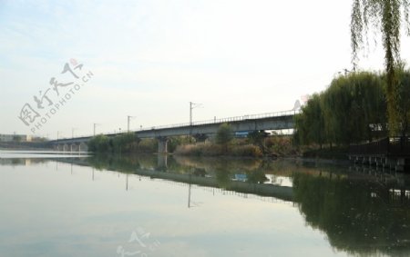 河上铁路桥图片